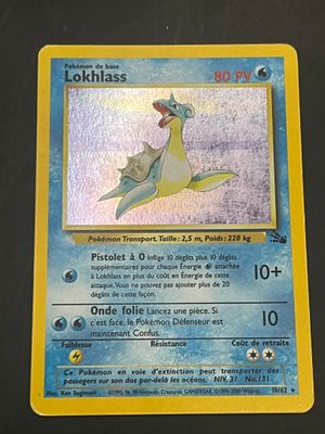 gros plan d'une carte pokemon sur une table