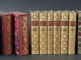 plusieurs vieux livres sont alignés sur une table