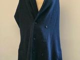 le châle bleu est drapé sur un mannequin, un mannequin, un mannequin, un mannequin, un mannequin, un mannequin, un mannequin, un mannequin