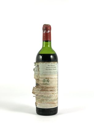 une bouteille de vin posée sur une table