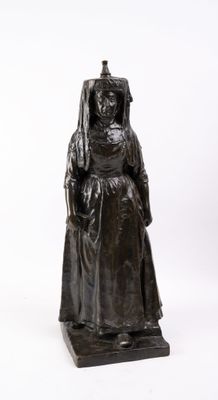statue d'une femme vêtue d'une longue robe et portant un chapeau sur la tête