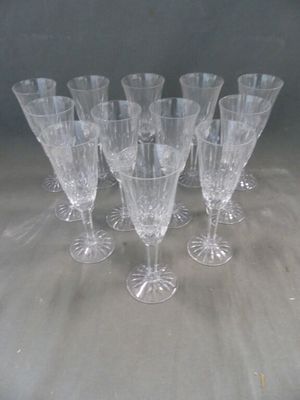 six verres à vin transparents posés les uns à côté des autres sur une table
