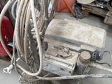 une machine placée au milieu d'une pièce