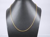 un collier à chaîne en or sur un présentoir à mannequin