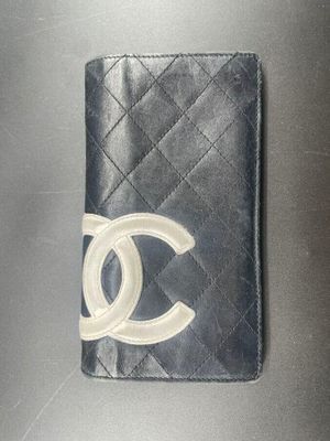 portefeuille Chanel en cuir noir avec logo CC blanc