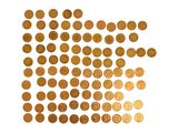 un gros plan sur un tas de pièces d'or sur fond blanc