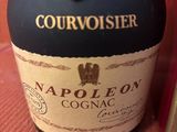 bouteille de cognac courvoisir sur une table à côté d'une bouteille de courvoisir
