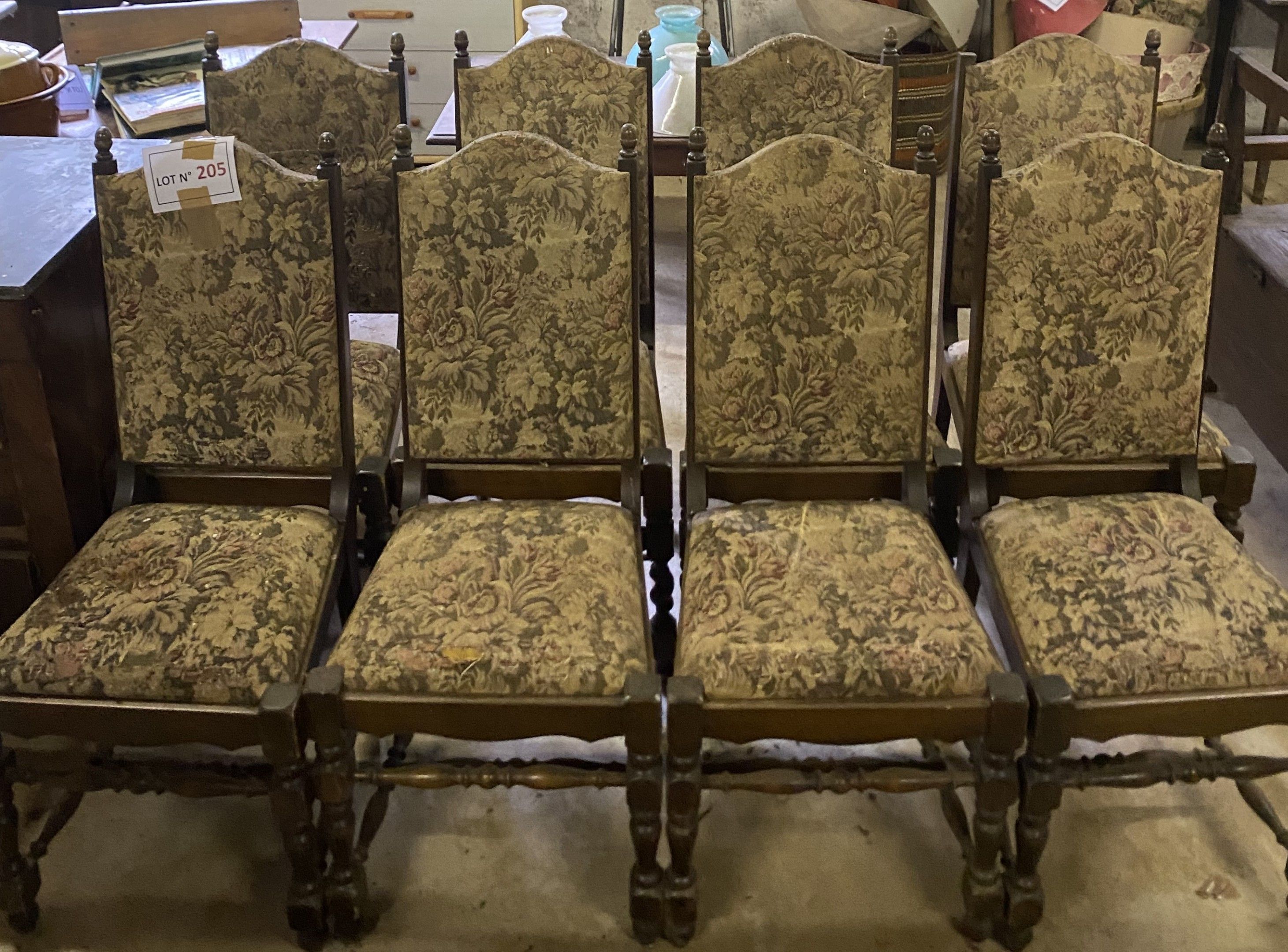 Suite de 8 chaises tapissées néo rustique, en l’état avec usures et manques .Enlèvement sous quinzaine et sur place, ...