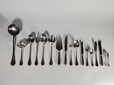 beaucoup de cuillères et de cuillères-cuillères accrochées au mur