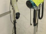 deux sèche-cheveux posés sur un support dans une salle de bains