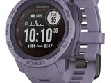 un gros plan d'une montre Garmin violette sur fond blanc
