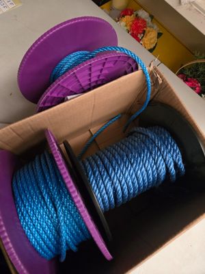 une corde violette et bleue dans une boîte contenant une bobine violette