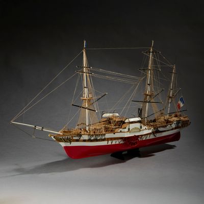 une petite maquette de bateau posée sur une table
