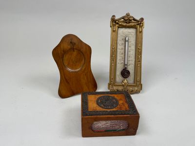 une petite boîte en bois sur laquelle est posée une horloge et une petite boîte en bois sur laquelle est posée une horloge