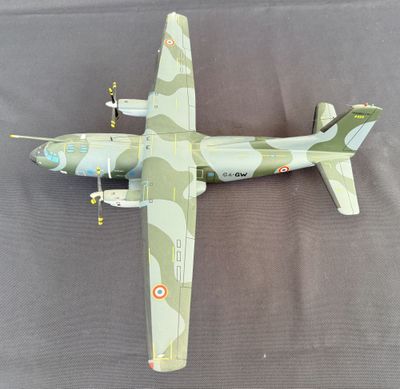 une maquette d'avion militaire posée sur une table