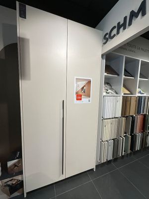 une photo d'un showroom où l'on voit un réfrigérateur et des étagères