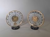 deux horloges posées côte à côte sur une table
