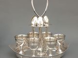 une image représentant un plateau en argent sur lequel sont disposées des tasses et des soucoupes