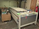 une photo d'une grosse machine dans un entrepôt