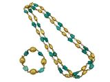 un gros plan d'un collier et d'un bracelet sur fond blanc