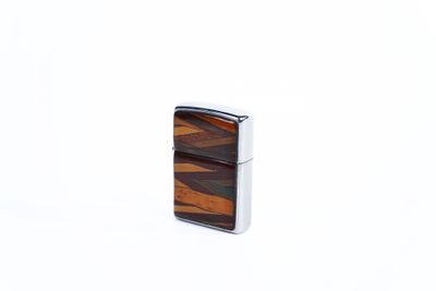 un gros plan d'un briquet posé sur une surface blanche