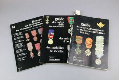 trois livres consacrés aux décorations militaires, présentés sur un fond blanc