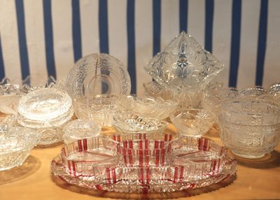 beaucoup de plats et de verres en verre sur la table