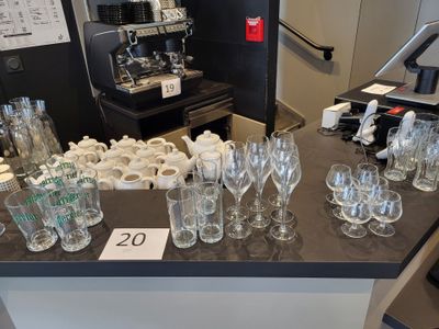 de nombreux verres et tasses sur le comptoir du magasin
