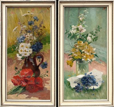 deux tableaux représentant des fleurs dans un vase et un vase de fleurs posé sur une table