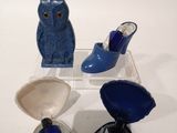 trois objets différents posés sur une table