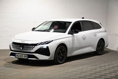 la voiture blanche est garée dans une pièce blanche avec un sol à carreaux