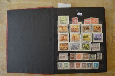 un dossier noir orné de timbres, posé sur une table