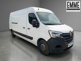 La camionnette blanche est garée dans une grande pièce.