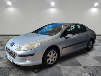 la voiture argentée est garée dans le garage sur le sol en damier