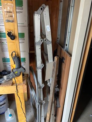 une photo d'une pièce où se trouvent tout un tas d'outils