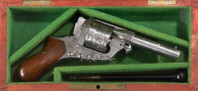 un vieux pistolet dans un étui en bois muni d'une crosse en bois