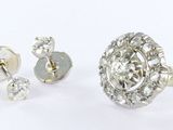 un gros plan d'une bague en diamant et d'une boucle d'oreille sur une surface blanche