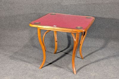 une petite table en bois recouverte d'une nappe rouge