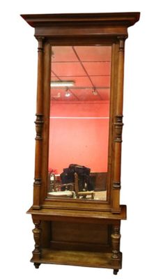 un miroir posé sur une étagère dans une pièce