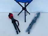 une chaise bleue et un parapluie sur un sol blanc