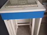 un lavabo bleu et blanc dans un coin de la pièce