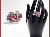 gros plan de la main d'une personne portant une bague
