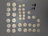 quelques pièces d'argent sont disposées sur une surface grise