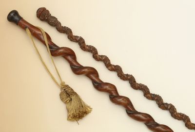 2 CANNES à fût torsadé - L'une en bois sculpté d'Asie du Sud… - Photo 1