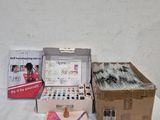 un grand nombre d'objets posés sur une table