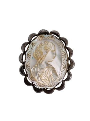 CAMEE de nacre gravé d'un profil féminin, monté en broche.