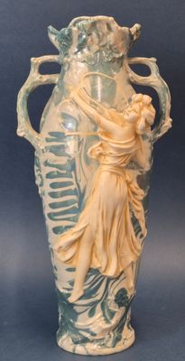 un vase représentant une femme tenant un bébé dans ses bras