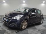 la voiture bleue est garée dans le garage sur un sol en damier