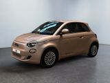 La petite voiture est garée dans la pièce vide de l'immeuble.