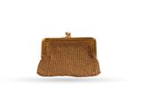 un sac à main marron muni d'un fermoir doré
